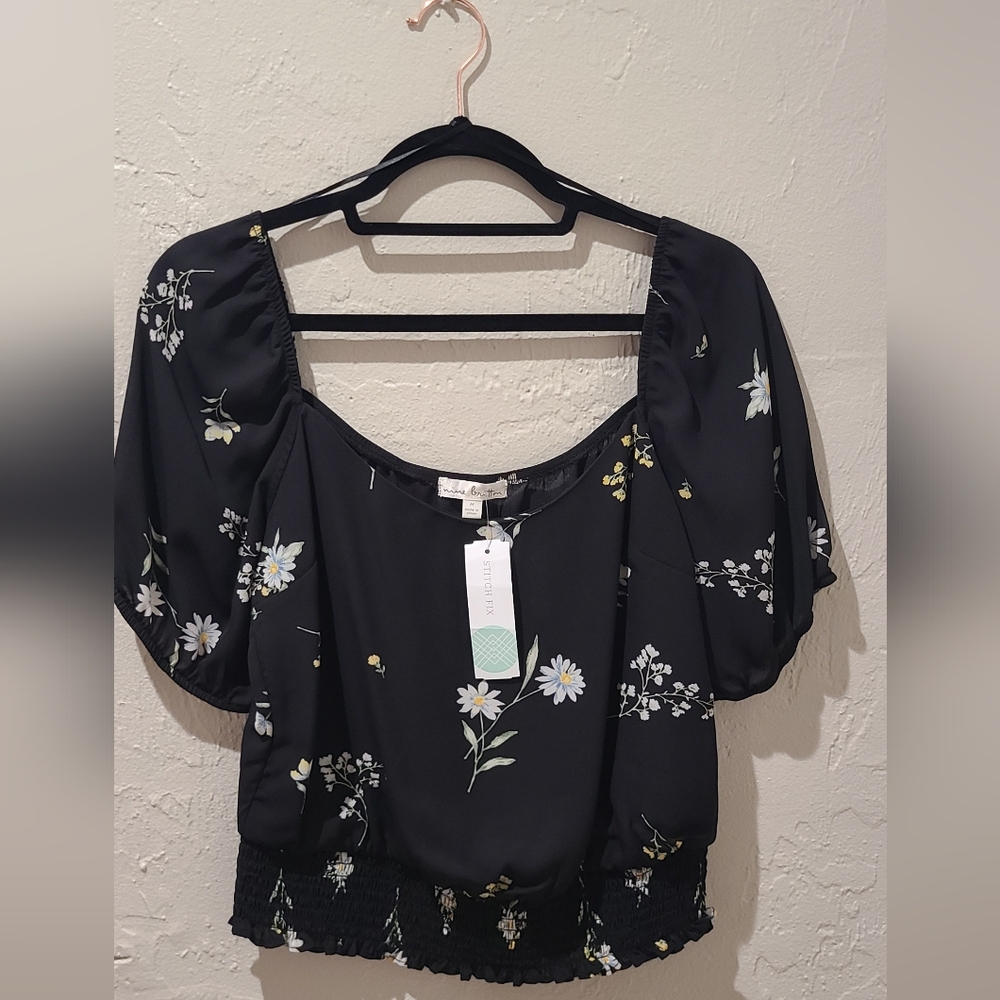 Nine Britton floral top. Size M.  NWT